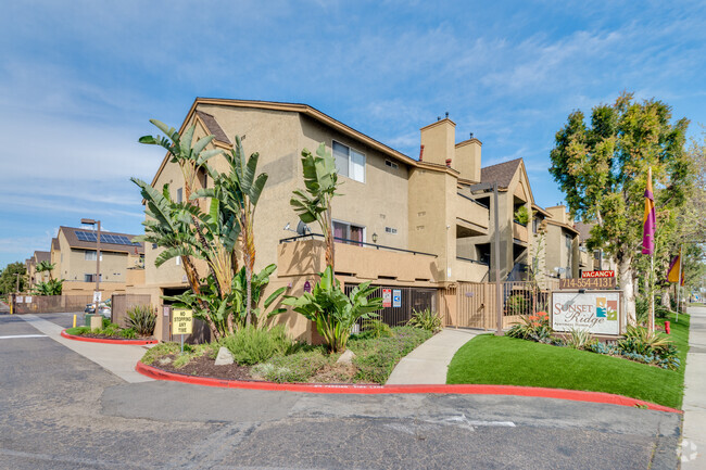 Tropical Landscaping - Sunset Ridge (sun100) Apartments