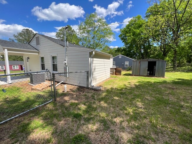 Photo - 907 Fairway Dr NW