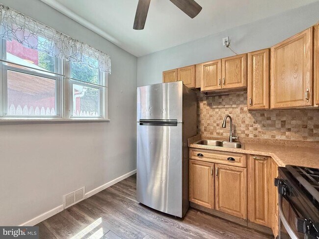 Photo - 570 Line St