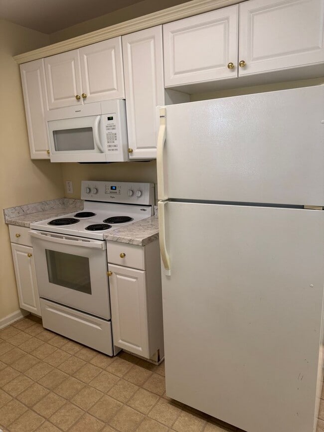 Building Photo - Desirable 2BR Townhome Near Downtown Hickory — Utilities Included