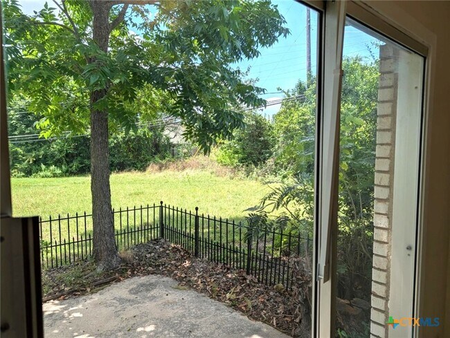Photo - 402 Skyline Ave