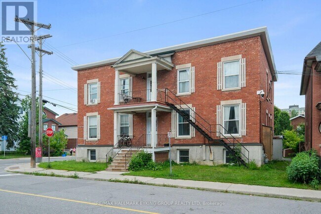 Photo - 135 Concord St S Unité 3