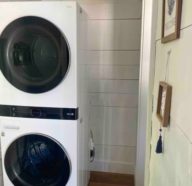 Lavadero - 19 Ferry Ln