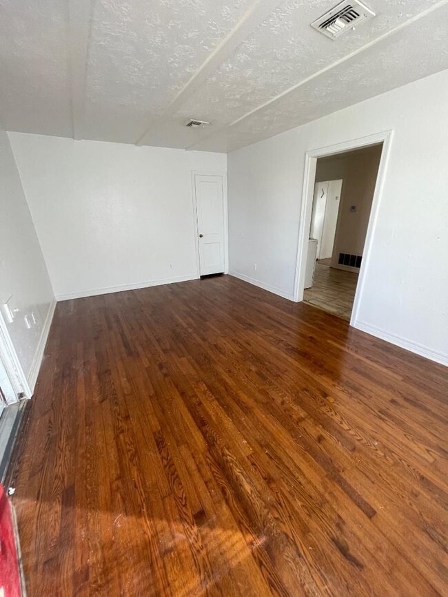 Photo - 1 Bed 1 Bath Duplex For Lease!
