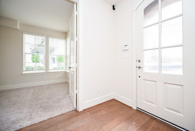 Photo - 9546 London Bridge Station