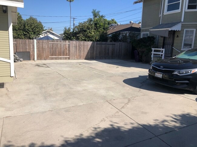 2 lugares de estacionamiento fuera de la calle - 766 Temple Ave