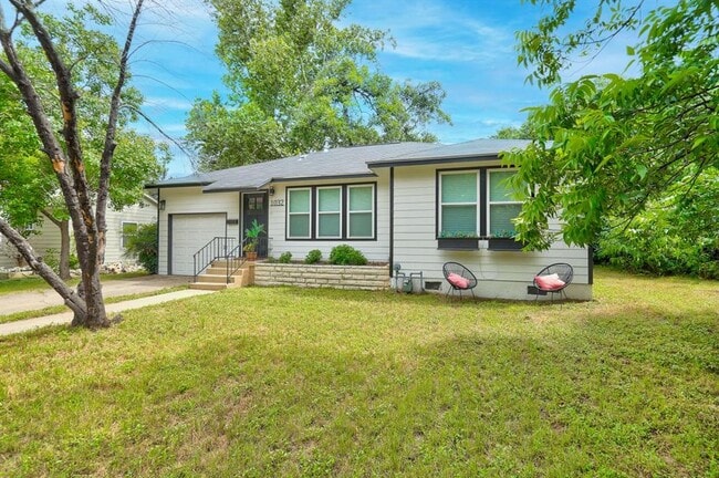 Photo - 1032 E 43rd St House