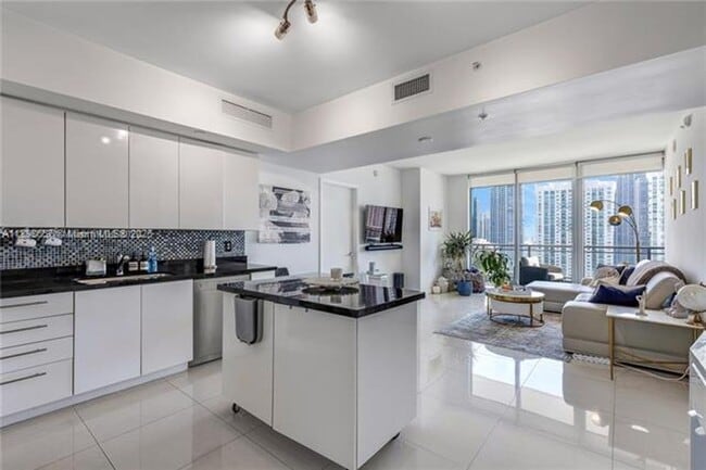 Photo - 92 SW 3rd St Unidad 92 SW 3rd St  3012