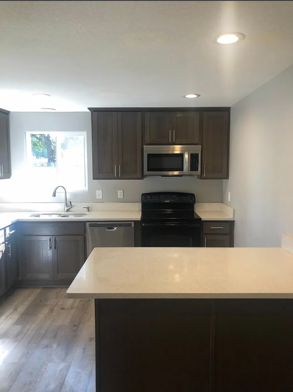 Photo - 3128 Woodleaf St NE