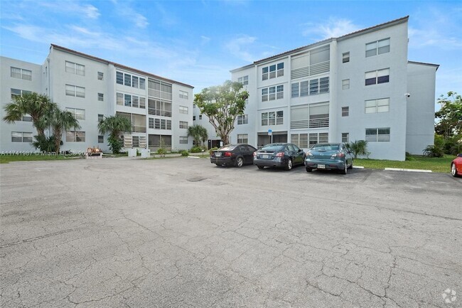 Building Photo - 2850 Somerset Dr Unit 209L Rental