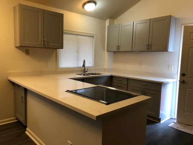 Building Photo - 1114 33rd St SE