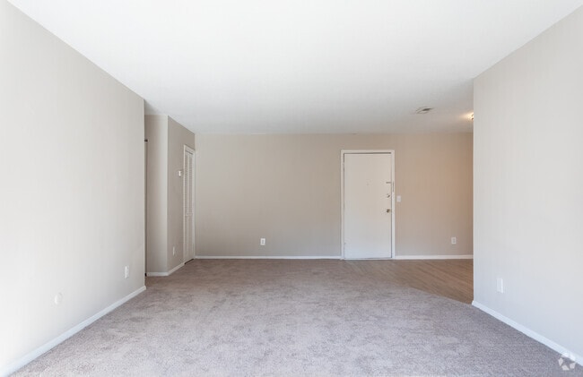 2BR, 2BA - 1020SF Renovated- Living Area
