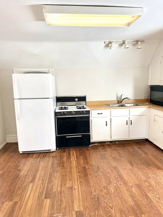 Photo - 674 St Charles St