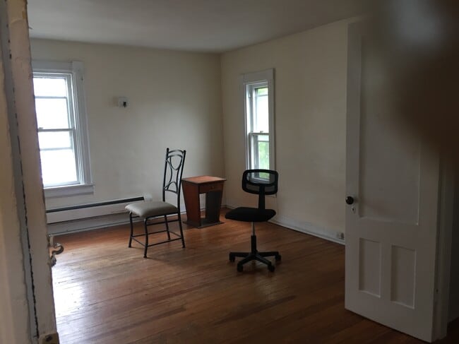 166 W 4th St