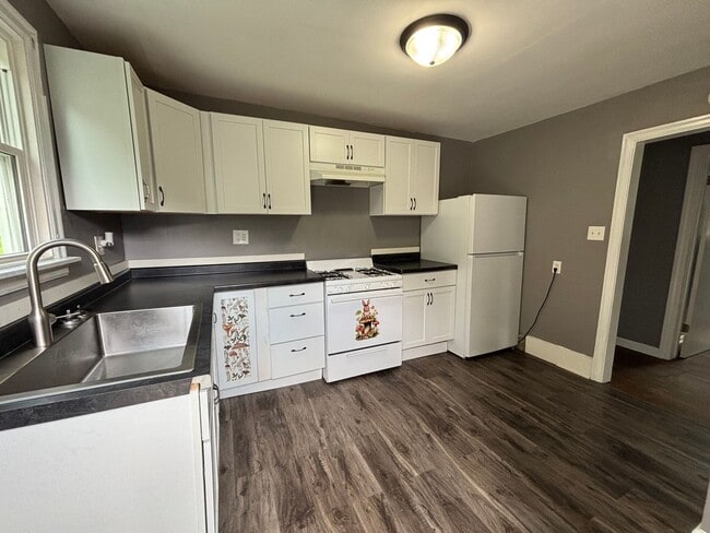 Building Photo - 3 Bed | 1 Bath | Private Patio | Unbeatable Value