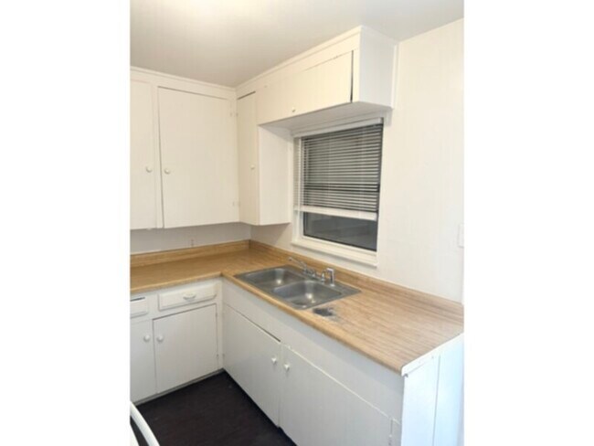 Photo - ******1 BEDROOM DUPLEX****