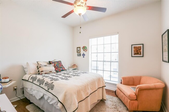 Photo - 912 W 22nd St Unit 202