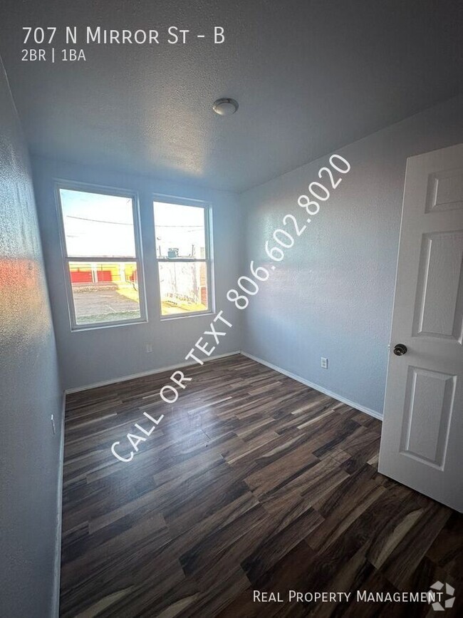 Building Photo - 2 bed 1 bath Mirror Apartments! HUD Accepted Unit B