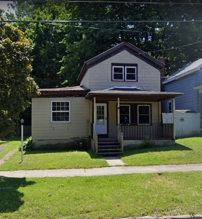 Building Photo - Great 4 bdrm Family Home!!! New carpet & paint!!