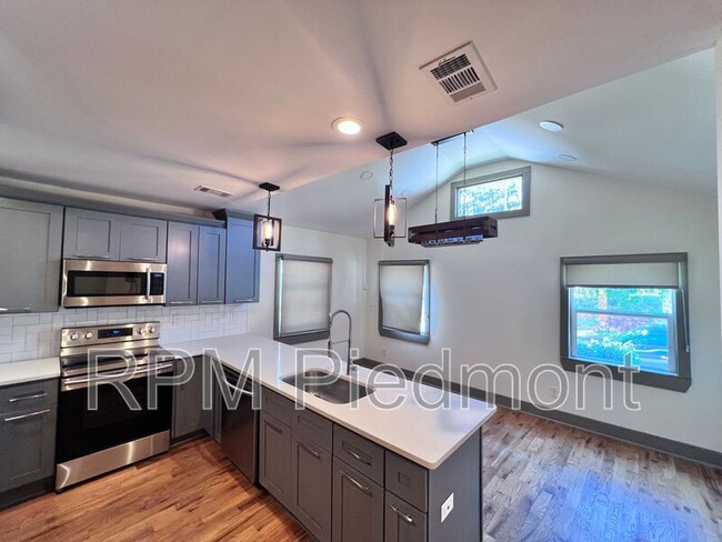 Photo - 334 Dargan Pl SW