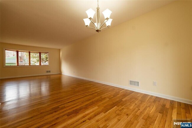 Photo - 10 Eastbrook Dr