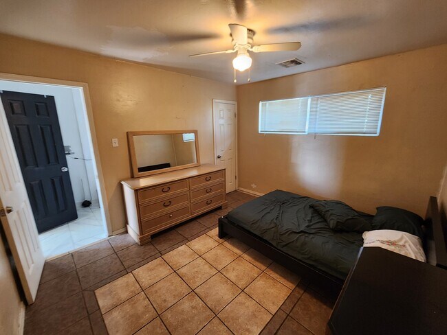 Photo - 3518 W Lynwood St