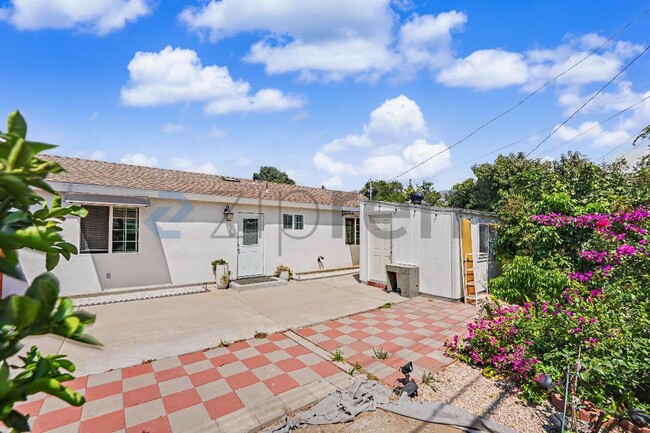 Building Photo - Unit A