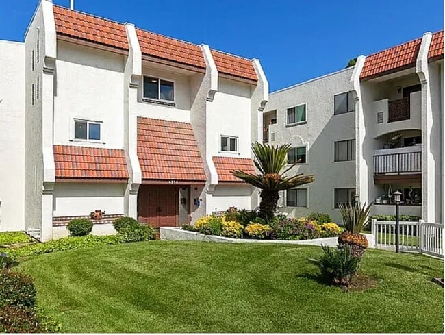 Building Photo - GENESEE - Regency Villas 1 BR Condo, 62+ C... Unit 220