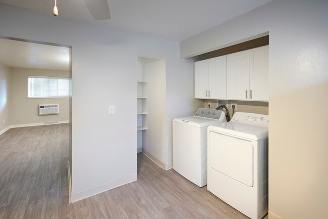2BR, 1BR - 950 SF - Eagle Crest