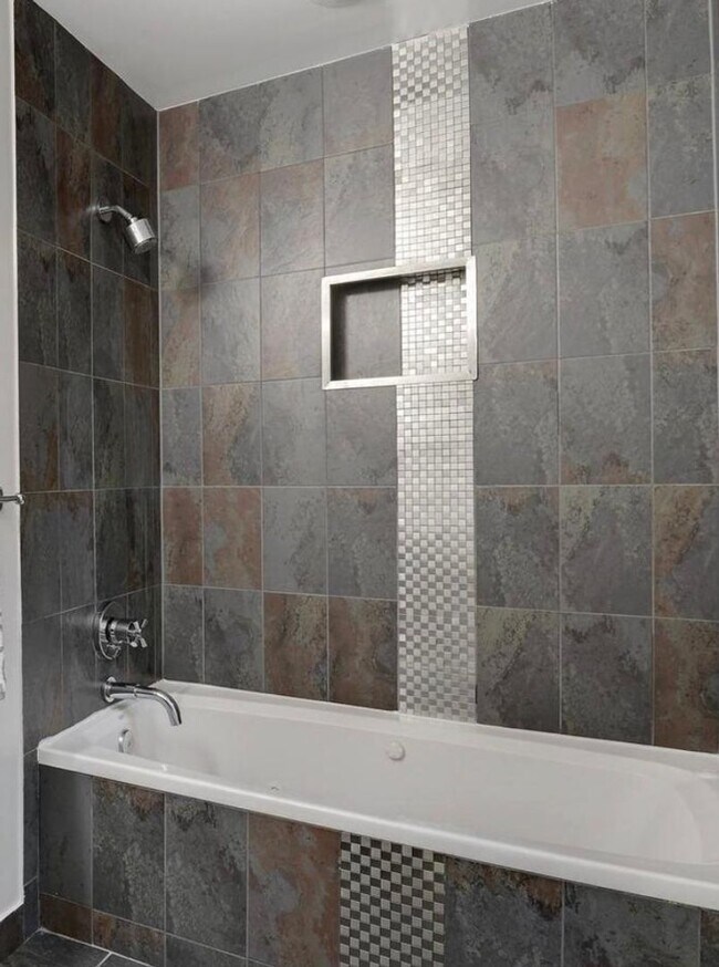 Photo - Beautiful 3 bed & Den + 3 Full Baths - Gorgeous upper level unit