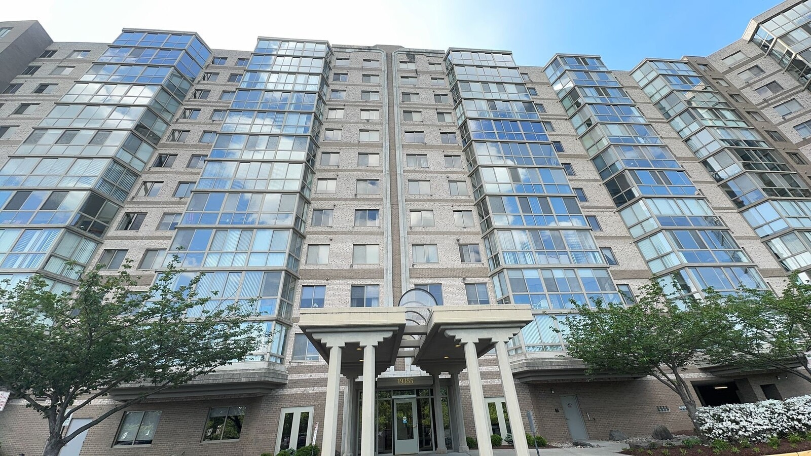 Sun-filled 2 Bed 2 Bath Condo With Sunroom... - Sun-filled 2 Bed 2 Bath Condo With Sunroom...