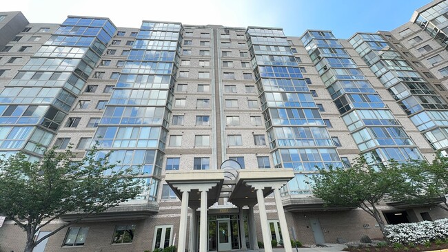 Building Photo - Sun-filled 2 Bed 2 Bath Condo With Sunroom...