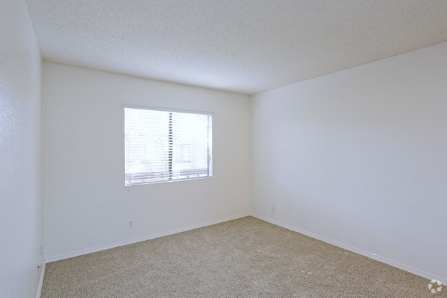 2 BR, 2 BA - 925 SF