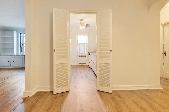 Building Photo - 69-10 Yellowstone Blvd Rental