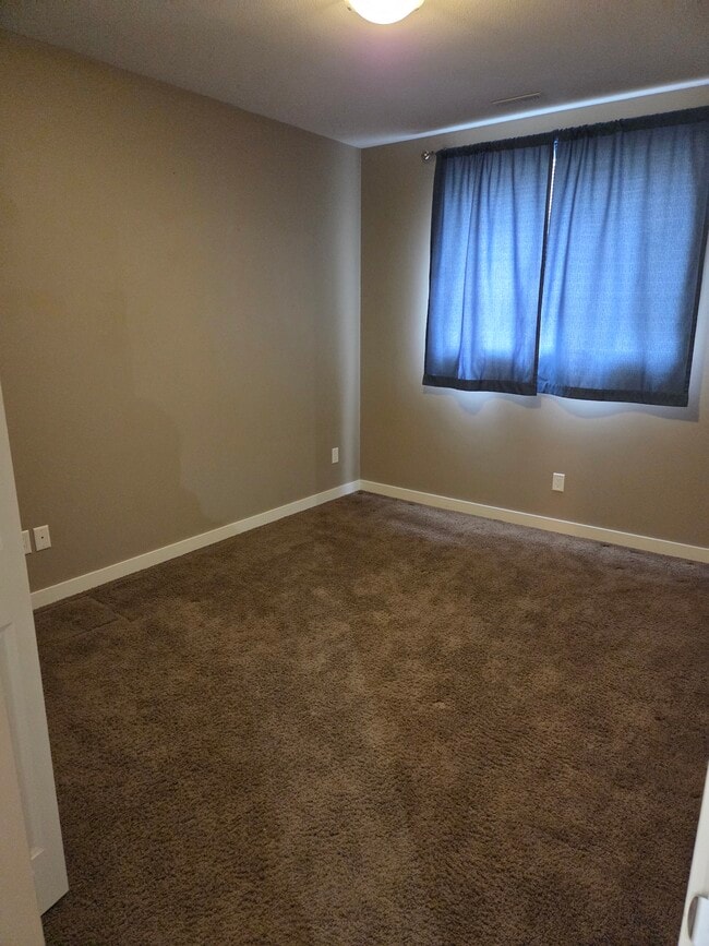 Photo - 189 Silkstone Rd W Unit 2