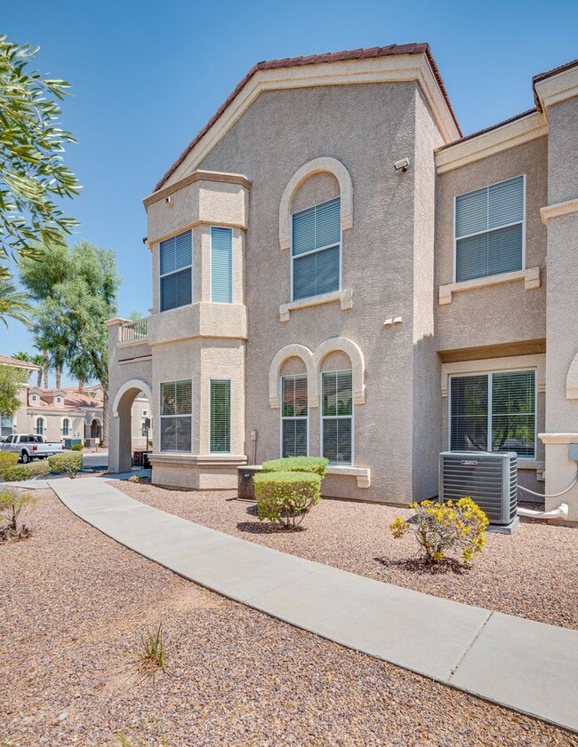 Building Photo - 2 bedroom - 2 Bath - 2 car Garage - Gated ... Rental