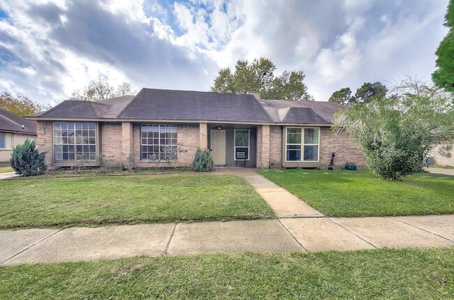 Building Photo - 19519 Woodglen Dr Rental