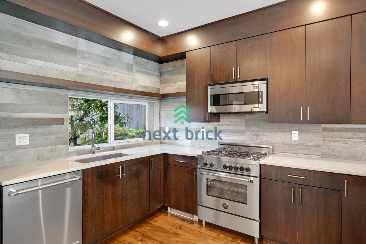 3 BED & 2 BATH TOWNHOUSE FOR RENT - 3 BED & 2 BATH TOWNHOUSE FOR RENT