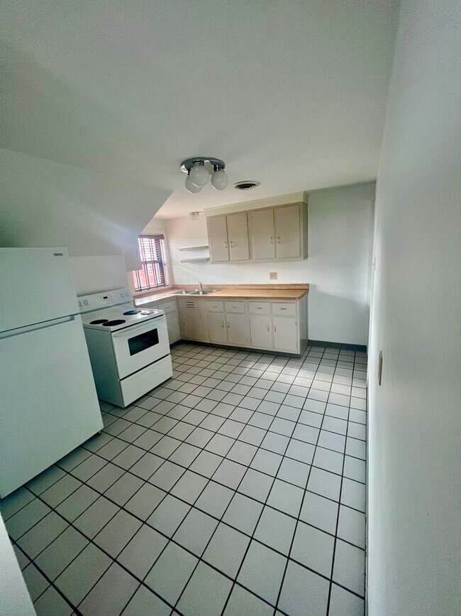 Kitchen - 165 Beeson Ave Unit #4