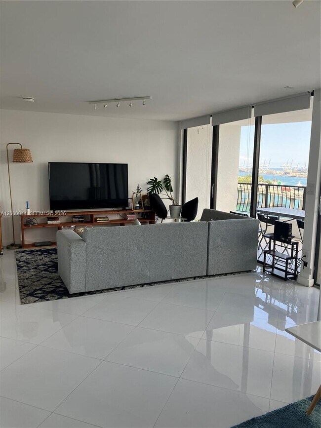 Photo - 555 NE 15th St Unidad 19K