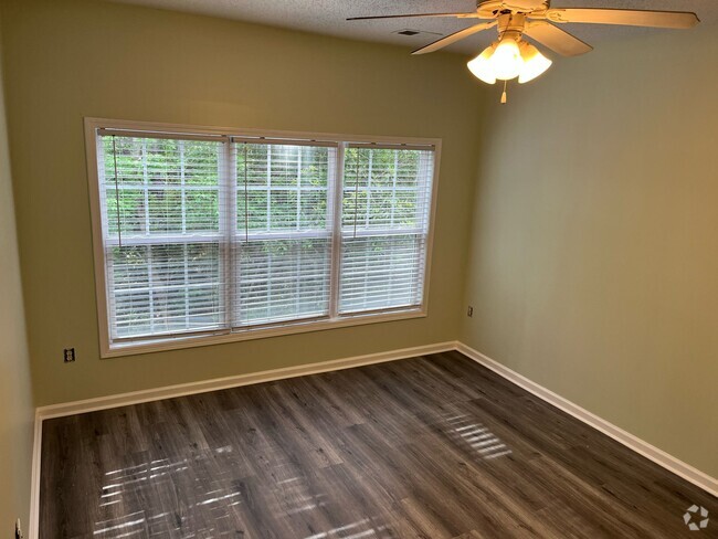 Building Photo - 5870 Longwood Dr Unit 202 Rental
