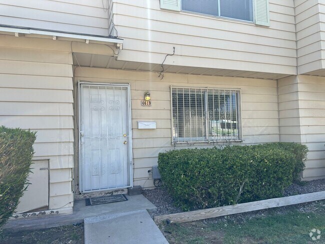 Building Photo - Three bedroom townhome with 2 car garage a...