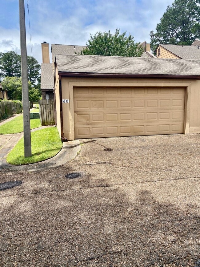 Building Photo - 2/1.5 NE Jackson Townhome