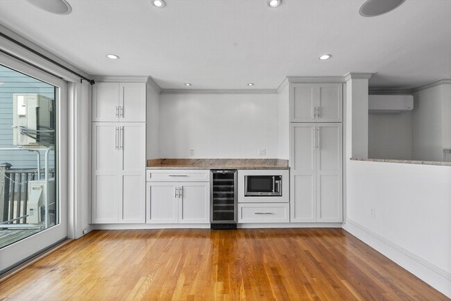 Photo - 256 W 3rd St Unidad 2