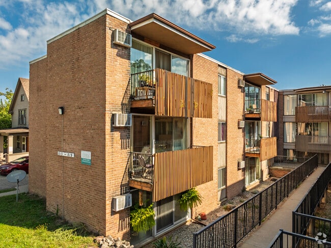 Photo - 813 S Main St