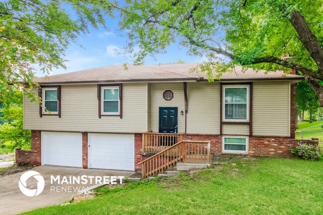 Building Photo - 10505 NW Meadow Ln Dr