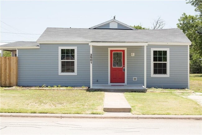 Building Photo - WALK TO MCMURRY! 3 bed 2 bath