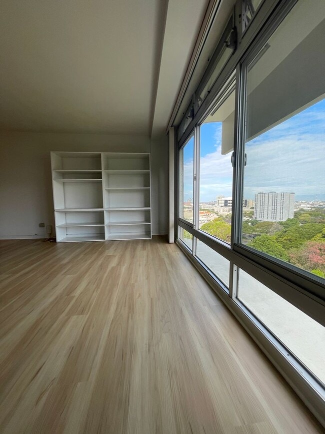 Building Photo - Gorgeous 11th Floor Views, Clean, New Flooring, New Fridge and Available Now. Unit 1154
