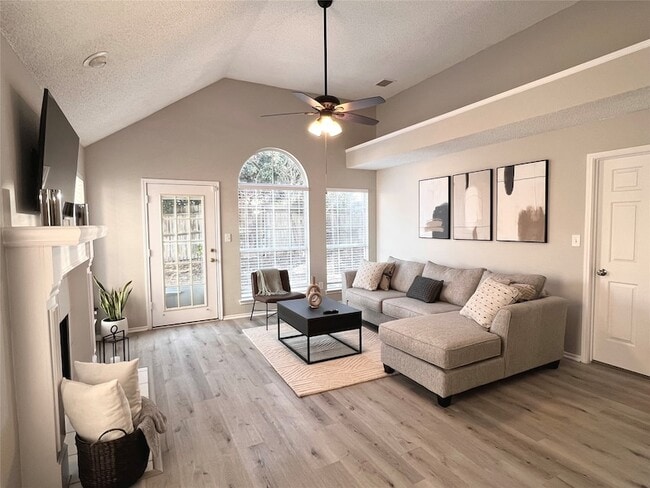 Photo - 2109 Acosta Ln