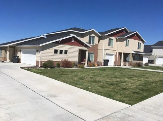 Building Photo - Gorgeous 3-Bed Townhome in Pleasant Grove....